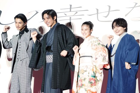 左から渡邊圭祐、目黒蓮、今田美桜、大西流星。