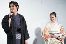 「わたしの幸せな結婚」完成披露舞台挨拶にて、左から目黒蓮、今田美桜。