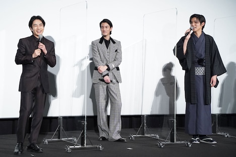 左から前田旺志郎、渡邊圭祐、目黒蓮。