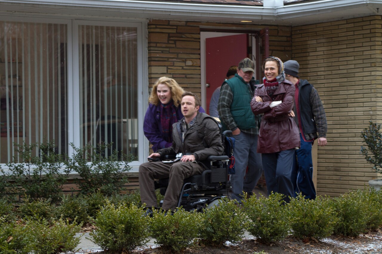 突然障害を抱えた主人公描く、アーロン・ポール主演「もう、歩けない男」場面写真