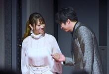 深田恭子（左）をエスコートする田中圭（右）。