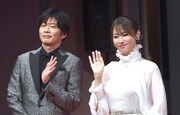 左から田中圭、深田恭子。