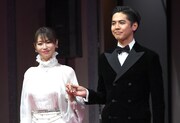 左から深田恭子、片寄涼太。