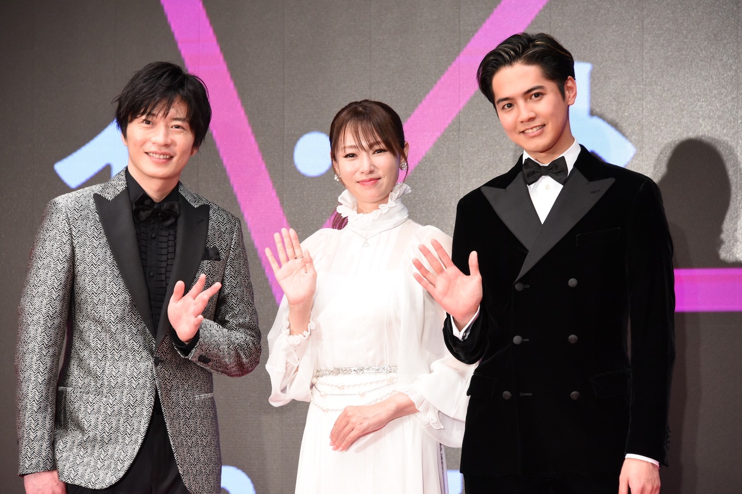 左から田中圭、深田恭子、片寄涼太。