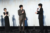 左から長澤まさみ、松山ケンイチ、鈴鹿央士。