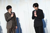 松山ケンイチ（左）にコメントを深掘りされて答えに悩む鈴鹿央士（右）。