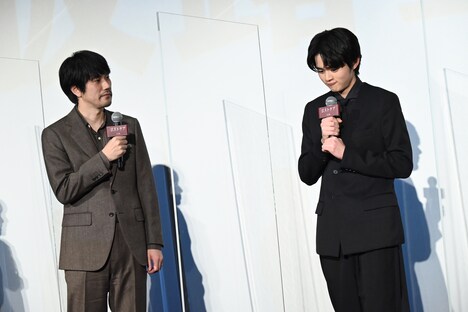 松山ケンイチ(左)にコメントを深掘りされて答えに悩む鈴鹿央士(右)。