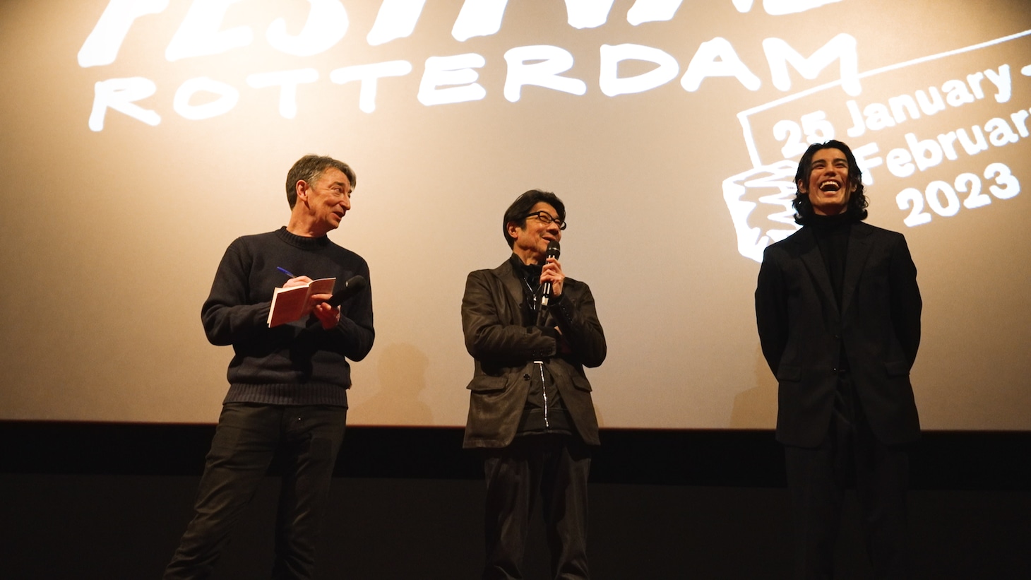「せかいのおきく」上映時の様子。阪本順治（中央）と寛一郎（右）。