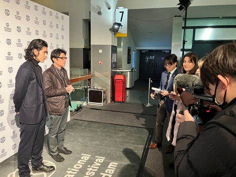 第52回ロッテルダム国際映画祭で取材を受ける阪本順治（左奥）と寛一郎（左手前）。