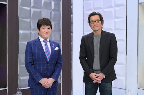 左から林修、豊川悦司。