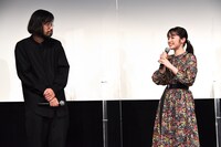 左から今泉力哉、豊嶋花。