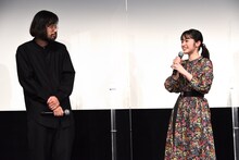 左から今泉力哉、豊嶋花。