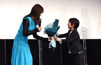 左から有村架純、嶋田鉄太。