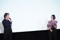 中谷美紀（右）に弁解する伊藤英明（左）。