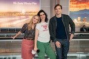 左からリース・ウィザースプーン、アライン・ブロッシュ・マッケンナ、アシュトン・カッチャー。(c)Erin Simkin / Netflix