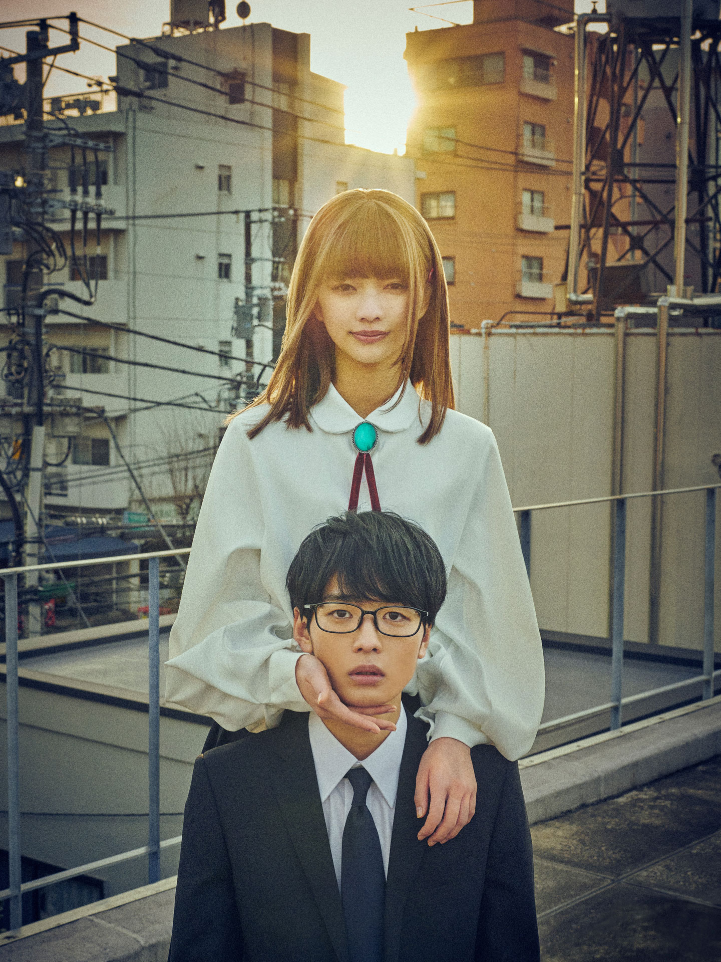 上から見上愛が演じる日下部日和、青木柚が演じる市松海路。