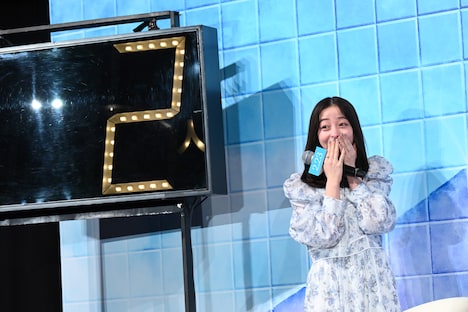 ピタリ賞を当てて驚く橋本環奈。