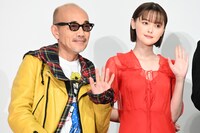 左から竹中直人、玉城ティナ。