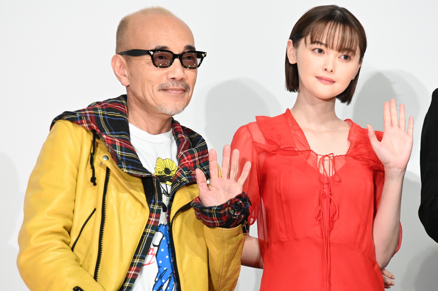 左から竹中直人、玉城ティナ。
