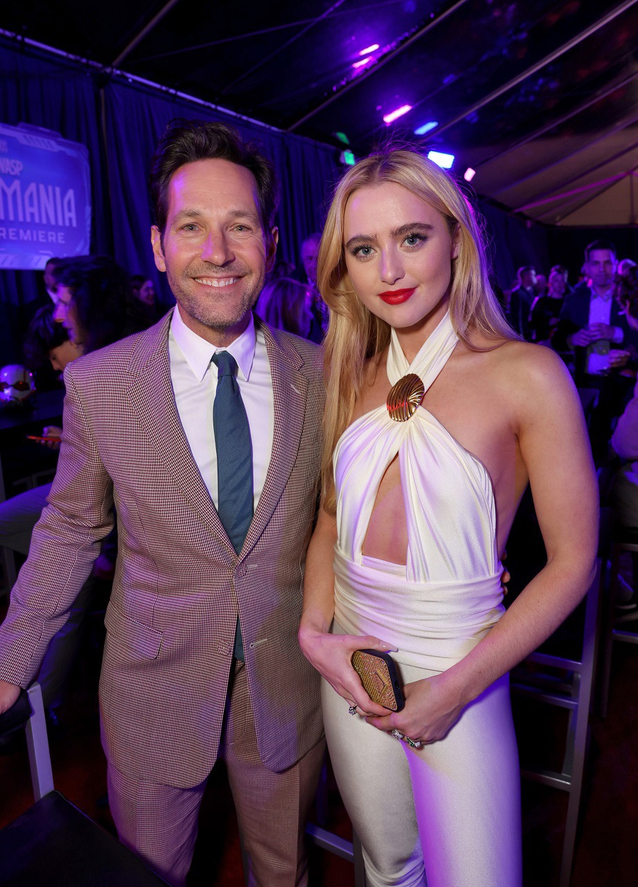 左からポール・ラッド、 キャスリン・ニュートン。