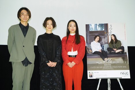 「うつぶせのまま踊りたい」舞台挨拶の様子。左から岡本昌也、福永朱梨、日下七海。