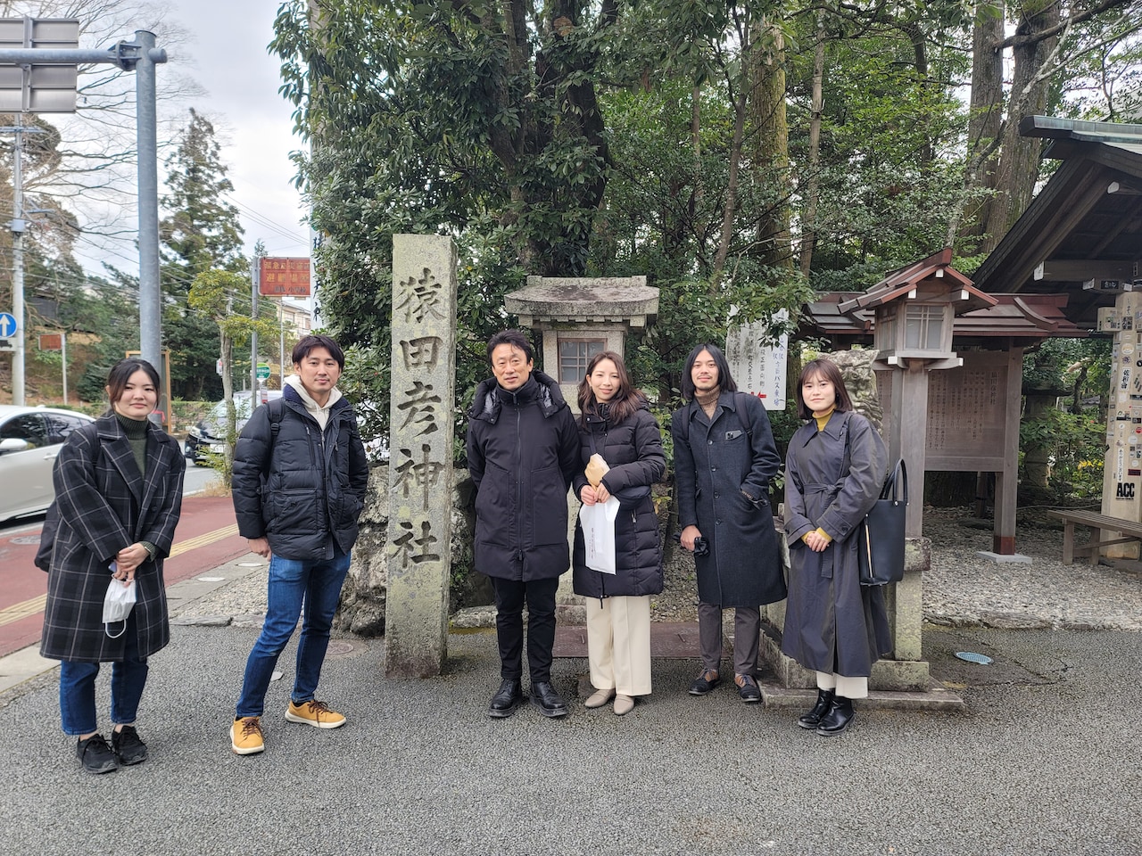 シンカのメンバー。左から4番目が佐伯友麻。