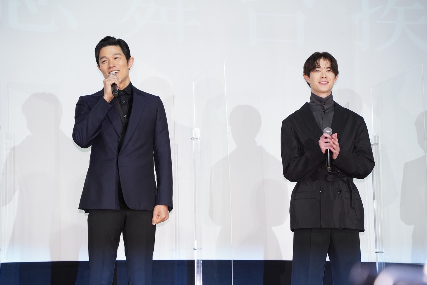 左から鈴木亮平、宮沢氷魚。