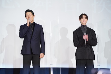 左から鈴木亮平、宮沢氷魚。