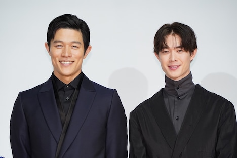 左から鈴木亮平、宮沢氷魚。