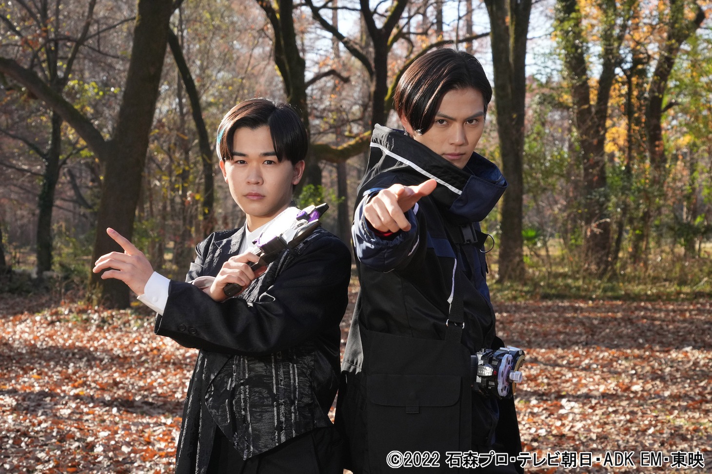 左からジーン役の鈴木福、浮世英寿役の簡秀吉。