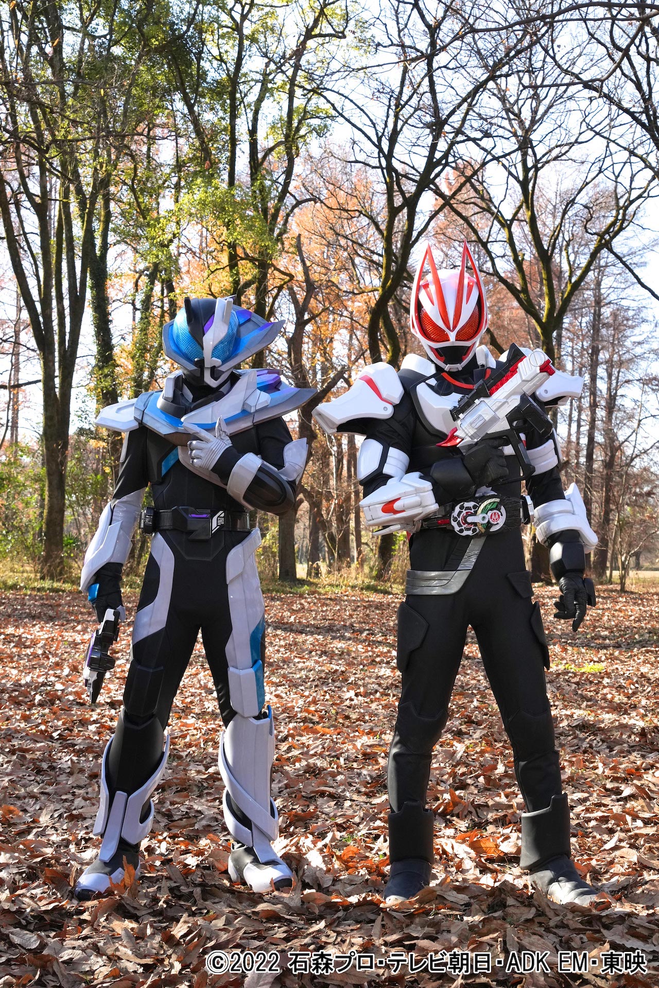 左から仮面ライダージーン、仮面ライダーギーツ。