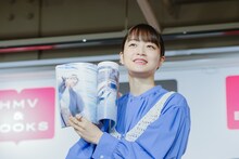 お気に入りカットのページを開く深川麻衣。