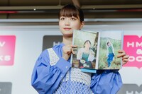 お気に入りカットのページを開く深川麻衣。