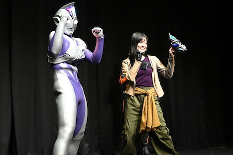 左からウルトラマンディナス、中村加弥乃。