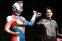 左からウルトラマンデッカー、松本大輝。