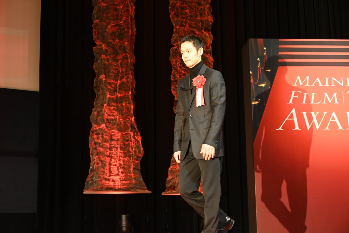 ステージへ上がる窪田正孝。