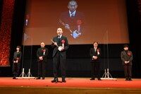 「ケイコ 目を澄ませて」監督の三宅唱（前列）と、キャスト・スタッフ（後列）。