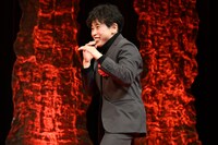 シャドーボクシングを披露して会場を沸かせた小笠原恵子。