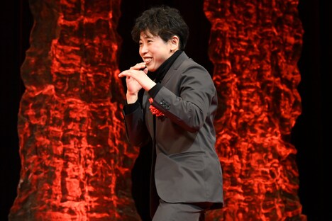 シャドーボクシングを披露して会場を沸かせた小笠原恵子。