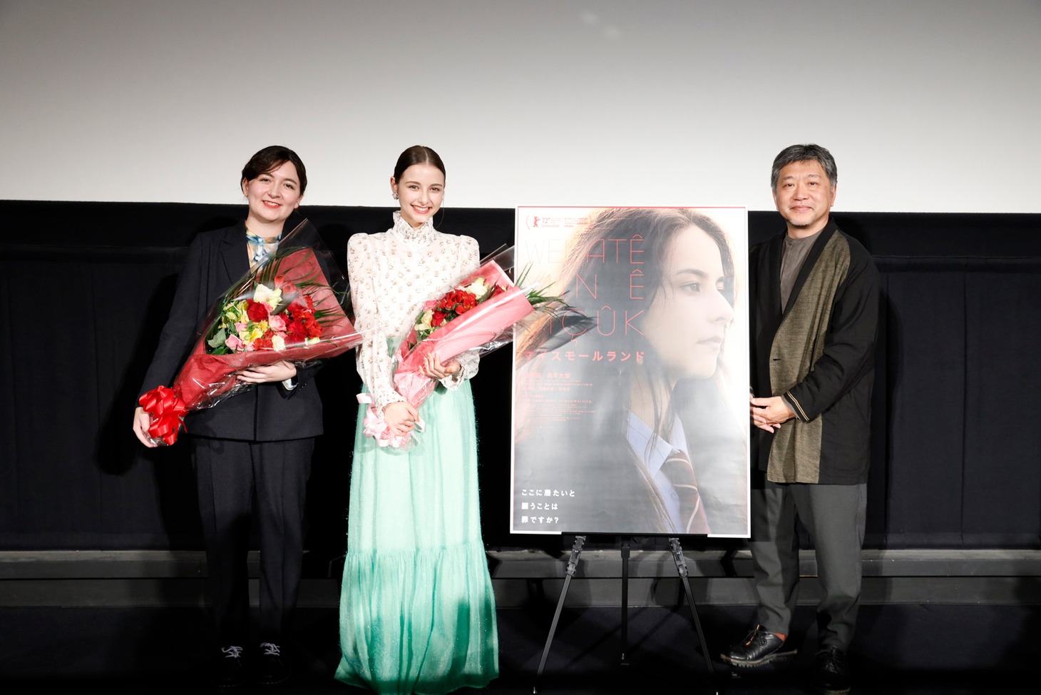 左から川和田恵真、嵐莉菜、是枝裕和。