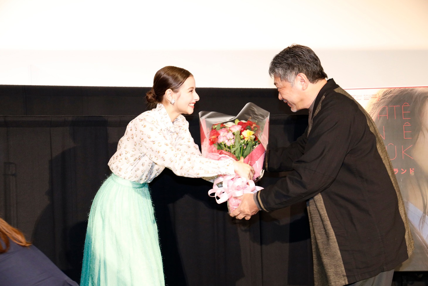 左から嵐莉菜、是枝裕和。