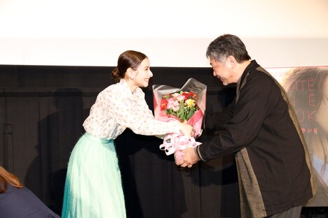 左から嵐莉菜、是枝裕和。