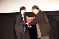 左から川和田恵真、是枝裕和。