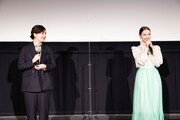 左から川和田恵真、嵐莉菜。