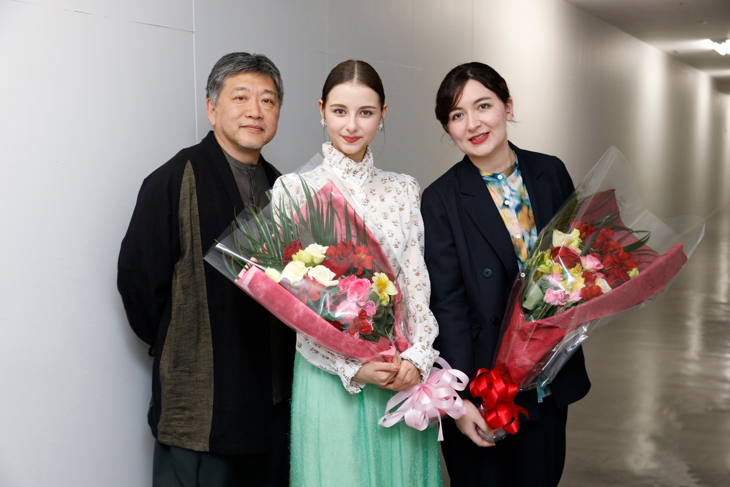 左から是枝裕和、嵐莉菜、川和田恵真。