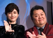 アントマンとワスプを手に乗せる内田有紀（左）と、小杉竜一（右）。