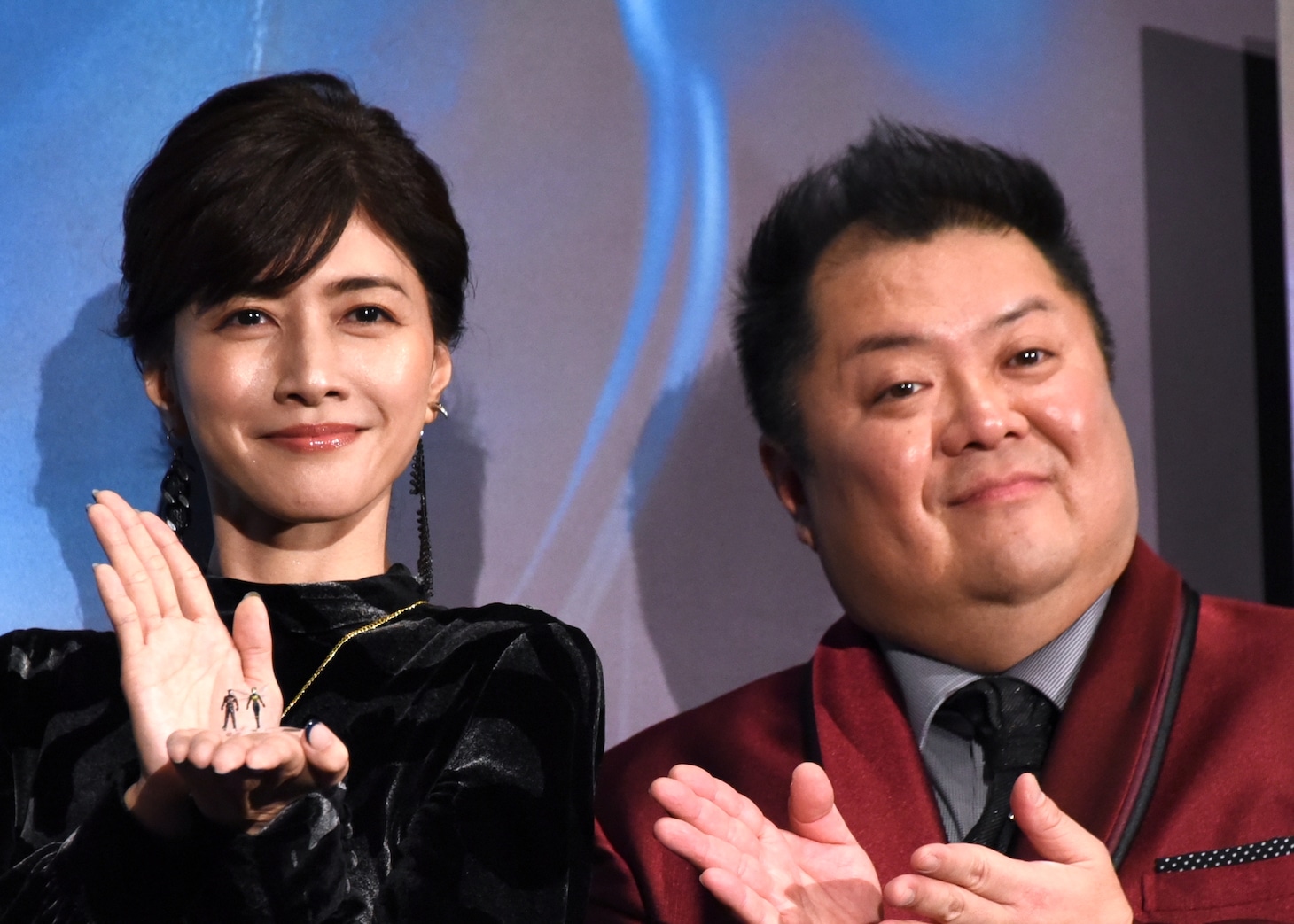 アントマンとワスプを手に乗せる内田有紀（左）と、小杉竜一（右）。