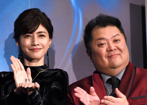 アントマンとワスプを手に乗せる内田有紀（左）と、小杉竜一（右）。