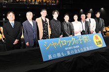 「シャイロックの子供たち」初日舞台挨拶の様子。左から本木克英、柄本明、杉本哲太、玉森裕太、阿部サダヲ、上戸彩、柳葉敏郎、佐藤隆太、佐々木蔵之介。