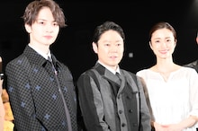 左から玉森裕太、阿部サダヲ、上戸彩。